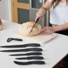 Imagen 2 Set de 7 cuchillos profesionales Cecotec con hojas de acero inoxidable y recubrimiento cerámico a base de titanio. Corte preciso, anticorrosión y fácil limpieza.