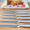 Imagen 2 Set de 6 cuchillos chuleteros de acero inoxidable forjados en una sola pieza. Hoja con sierra de alta resistencia y mango ergonómico para un corte preciso.