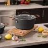 Imagen 2 Olla de 24 cm y 4,5 L en aluminio forjado con revestimiento Teflon Platinum Plus. Apta para todas las cocinas e inducción. Incluye tapa de cristal resistente.