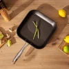 Imagen 2 Grill de 28 cm en aluminio forjado con revestimiento antiadherente Whitford Eterna. Mango de acero inox y fondo apto para todas las cocinas, incluida inducción.