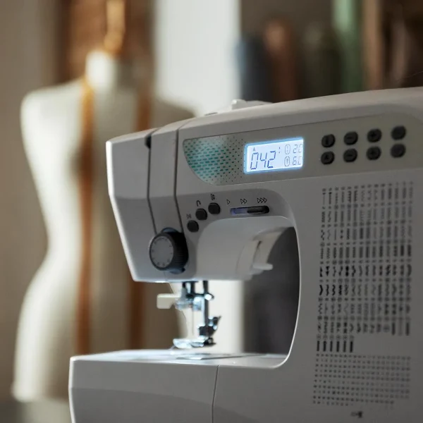 Imagen 7 Máquina de coser BelleCouture 21500 con 215 puntadas, pantalla LCD y enhebrador automático. Ideal para costura creativa y profesional de alta precisión.