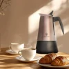 Imagen 3 Cafetera italiana Piccolina 900 Bronze de acero inoxidable para 10 tazas. Compatible con inducción, gas y vitrocerámica. Diseño elegante y duradero.