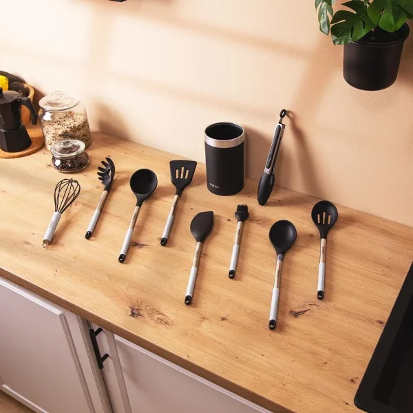 Imagen 3 Set de 9 utensilios de cocina Polka Exclusive Wood&Rock. Fabricados en silicona y nailon con mango de acero y acabado Soft Touch. Incluye bote soporte organizador.