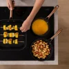 Imagen 2 Sartén de 24 cm Polka Fantasy en aluminio forjado. Revestimiento Teflon Platinum Plus, mango inox dorado, libre de PFOA y apta para horno e inducción.