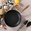 Imagen 2 Sartén de 28 cm en aluminio forjado con antiadherente Teflon Platinum Plus. Mango de acero inoxidable dorado, apta para inducción, horno y lavavajillas.
