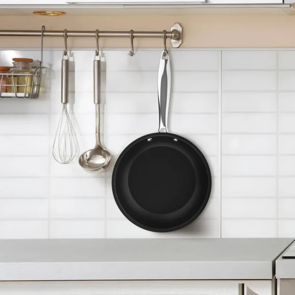 Imagen 4 Sartén de 20 cm fabricada en acero inoxidable 18/10 con revestimiento antiadherente. Fondo difusor apto para todas las cocinas y mango remachado resistente.