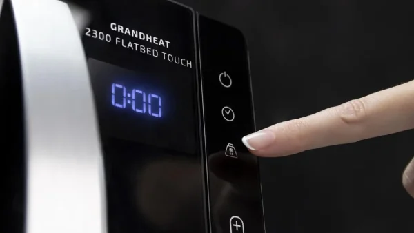 Imagen 6 Microondas sin plato de 23L con 800W y tecnología Flatbed. Dispone de 8 funciones preconfiguradas, panel táctil y temporizador de 95 min en elegante color negro.