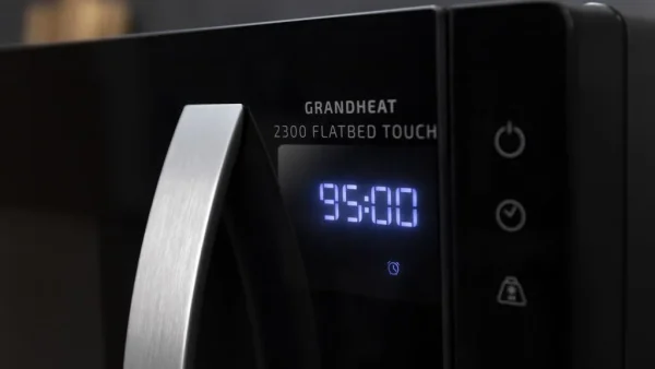 Imagen 7 Microondas sin plato de 23L con 800W y tecnología Flatbed. Dispone de 8 funciones preconfiguradas, panel táctil y temporizador de 95 min en elegante color negro.