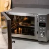 Imagen 3 El microondas digital sin plato Cecotec GrandHeat 2010 Flatbed Steel ofrece 20L de capacidad, 700W de potencia, 900W de grill y una limpieza muy sencilla.