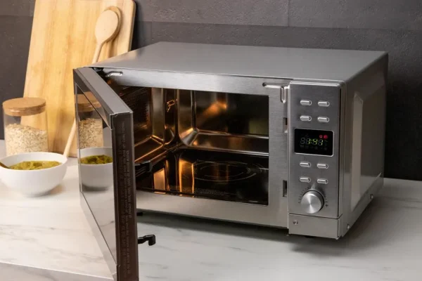 Imagen 3 El microondas digital sin plato Cecotec GrandHeat 2010 Flatbed Steel ofrece 20L de capacidad, 700W de potencia, 900W de grill y una limpieza muy sencilla.