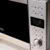 Imagen 4 El microondas digital sin plato Cecotec GrandHeat 2010 Flatbed Steel ofrece 20L de capacidad, 700W de potencia, 900W de grill y una limpieza muy sencilla.