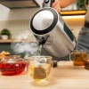 Imagen 8 Hervidor de agua eléctrico de 1,7 litros y 2200 W. Diseño en acero inoxidable, base 360º y filtro antical desmontable. Calentamiento rápido y seguro sin BPA.