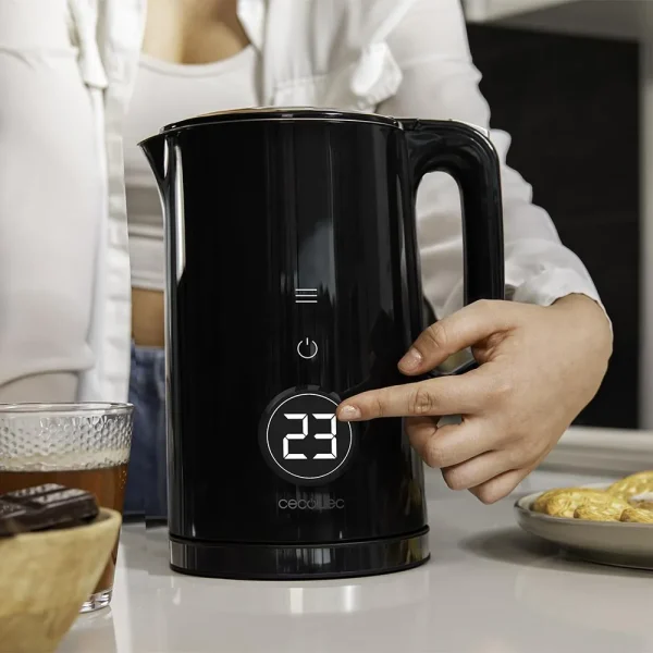 Imagen 4 Hervidor Cecotec de 1,7L, 2200W y pantalla táctil. Control preciso de temperatura, diseño en acero inoxidable y base 360º para infusiones perfectas.