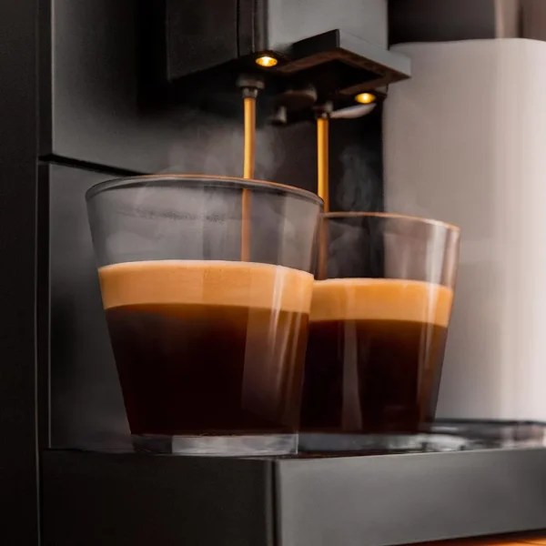 Imagen 7 Cafetera superautomática compacta Cecotec con 19 bares, sistema Thermoblock, pantalla TFT y conexión WiFi para preparar cafés personalizados desde el móvil.