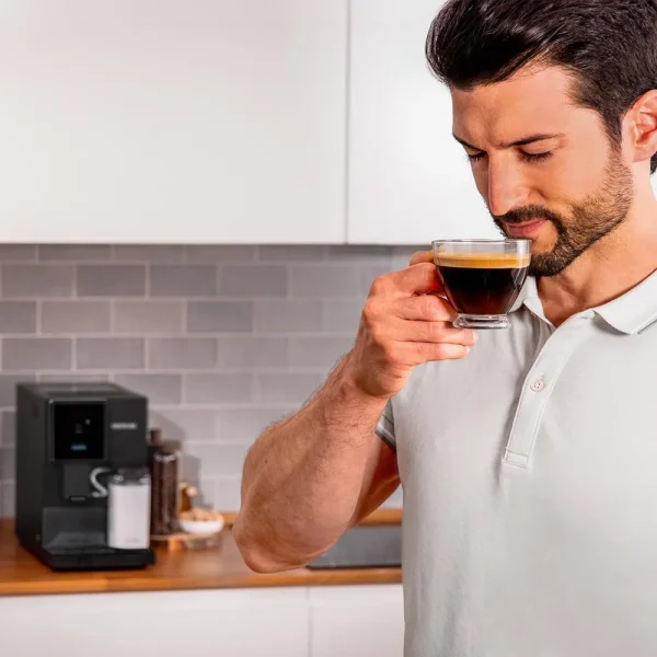 Imagen 8 Cafetera superautomática compacta Cecotec con 19 bares, sistema Thermoblock, pantalla TFT y conexión WiFi para preparar cafés personalizados desde el móvil.