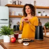 Imagen 5 Hervidor ThermoSense 400 Black Woody de 3000 W y 1,7 L. Diseño elegante en acero y madera, libre de BPA, con base 360º y filtro antical desmontable.