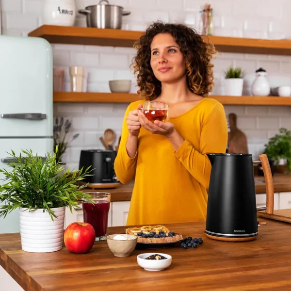Imagen 5 Hervidor ThermoSense 400 Black Woody de 3000 W y 1,7 L. Diseño elegante en acero y madera, libre de BPA, con base 360º y filtro antical desmontable.
