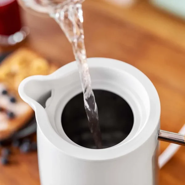 Imagen 3 Hervidor de agua de 3000 W y 1,7 litros de capacidad. Diseño con acabados en madera, acero inoxidable, libre de BPA y base 360º para un uso cómodo y seguro.