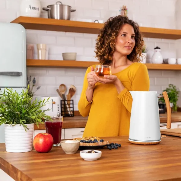 Imagen 5 Hervidor de agua de 3000 W y 1,7 litros de capacidad. Diseño con acabados en madera, acero inoxidable, libre de BPA y base 360º para un uso cómodo y seguro.