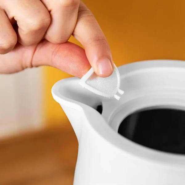 Imagen 6 Hervidor de agua de 3000 W y 1,7 litros de capacidad. Diseño con acabados en madera, acero inoxidable, libre de BPA y base 360º para un uso cómodo y seguro.