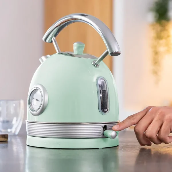Imagen 4 Hervidor eléctrico de estilo vintage en acero inoxidable verde. 1,8L de capacidad, 2200W, medidor de temperatura y base 360º. Libre de BPA y apagado automático.