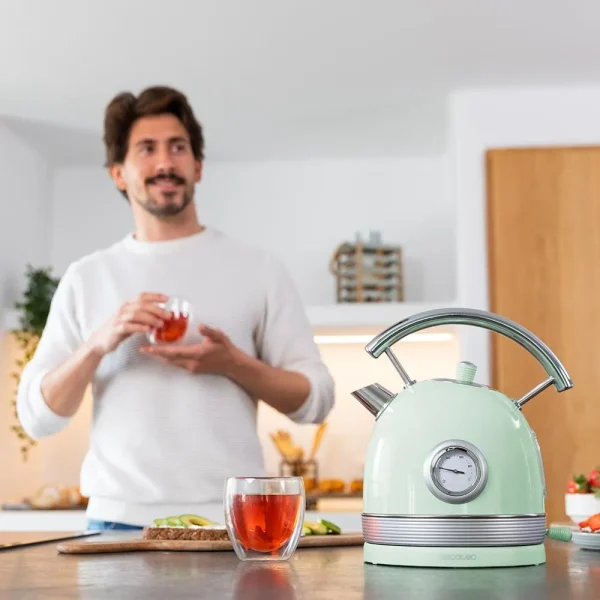 Imagen 5 Hervidor eléctrico de estilo vintage en acero inoxidable verde. 1,8L de capacidad, 2200W, medidor de temperatura y base 360º. Libre de BPA y apagado automático.