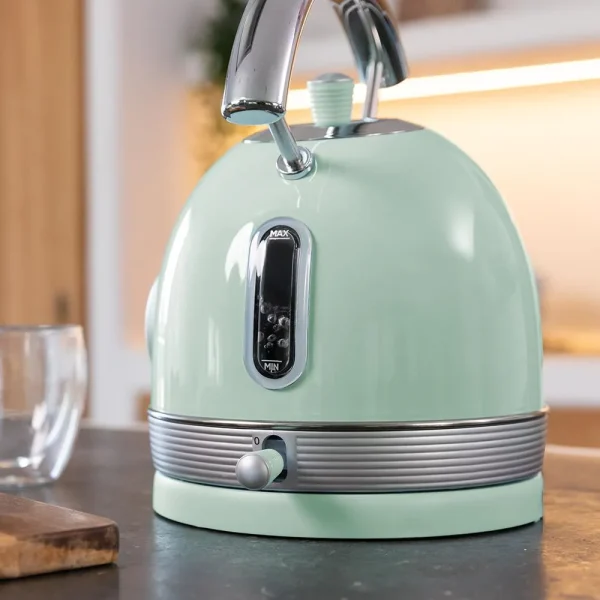 Imagen 7 Hervidor eléctrico de estilo vintage en acero inoxidable verde. 1,8L de capacidad, 2200W, medidor de temperatura y base 360º. Libre de BPA y apagado automático.