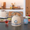 Imagen 3 Hervidor de agua eléctrico estilo vintage de 1,8 litros y 2200 W. Diseño en acero inoxidable beige con medidor de temperatura y base 360º para máxima comodidad.