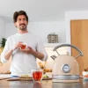 Imagen 5 Hervidor de agua eléctrico estilo vintage de 1,8 litros y 2200 W. Diseño en acero inoxidable beige con medidor de temperatura y base 360º para máxima comodidad.