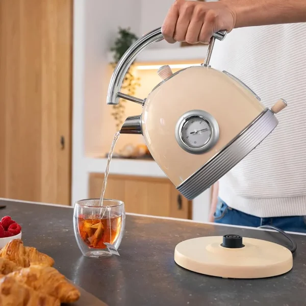 Imagen 6 Hervidor de agua eléctrico estilo vintage de 1,8 litros y 2200 W. Diseño en acero inoxidable beige con medidor de temperatura y base 360º para máxima comodidad.
