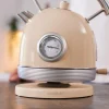 Imagen 7 Hervidor de agua eléctrico estilo vintage de 1,8 litros y 2200 W. Diseño en acero inoxidable beige con medidor de temperatura y base 360º para máxima comodidad.