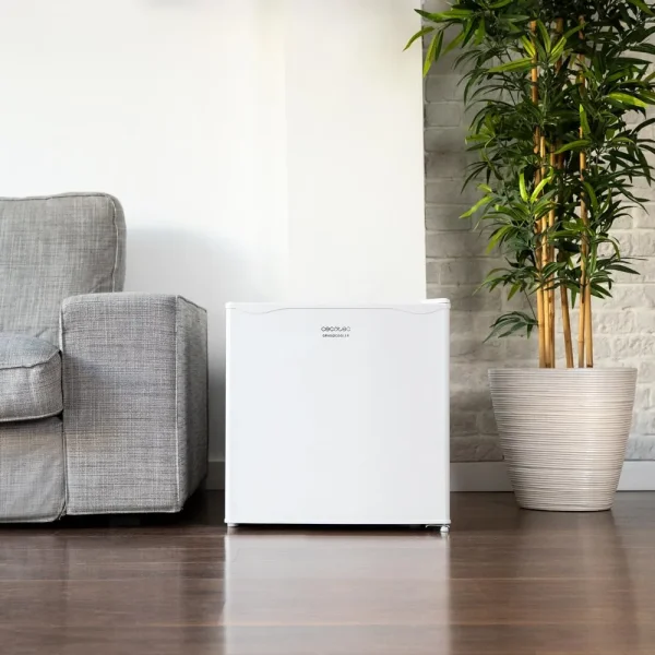 Imagen 5 Mini frigorífico silencioso Cecotec de 46 litros con congelador. Diseño compacto de 48 cm de alto, puerta reversible y eficiencia energética clase E.