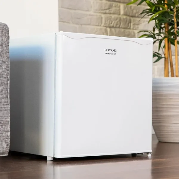 Imagen 7 Mini frigorífico silencioso Cecotec de 46 litros con congelador. Diseño compacto de 48 cm de alto, puerta reversible y eficiencia energética clase E.