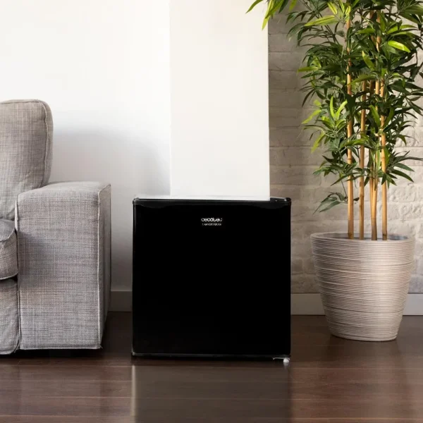 Imagen 5 Mini frigorífico Cecotec GrandCooler 20000 SilentCompress Black E de 46L con compartimento congelador, diseño compacto en negro y eficiencia energética clase E.