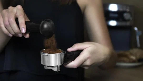 Imagen 5 Cafetera semiautomática Cecotec Power Instant-ccino 20 con 20 bares, sistema Thermoblock y depósito de leche. Prepara cappuccinos perfectos con solo un toque.