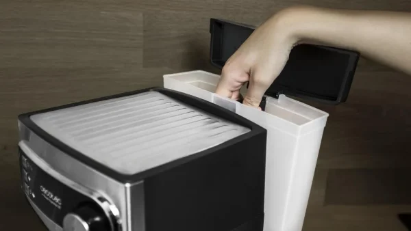 Imagen 6 Cafetera semiautomática Cecotec Power Instant-ccino 20 con 20 bares, sistema Thermoblock y depósito de leche. Prepara cappuccinos perfectos con solo un toque.