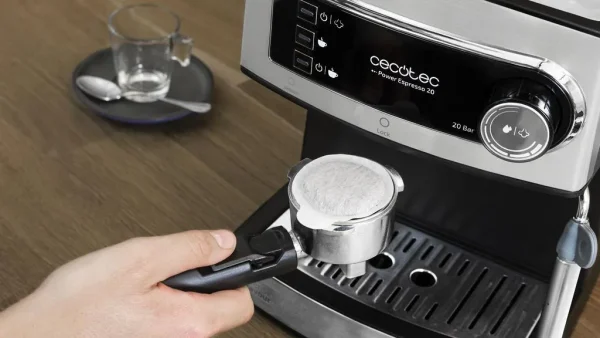 Imagen 7 Cafetera semiautomática Cecotec Power Instant-ccino 20 con 20 bares, sistema Thermoblock y depósito de leche. Prepara cappuccinos perfectos con solo un toque.