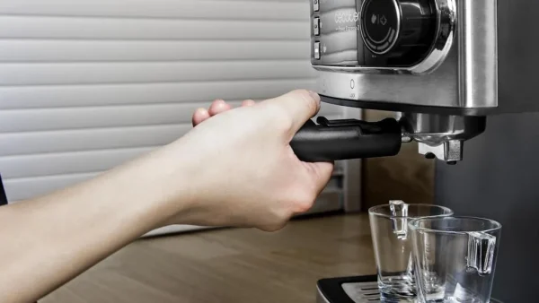 Imagen 8 Cafetera semiautomática Cecotec Power Instant-ccino 20 con 20 bares, sistema Thermoblock y depósito de leche. Prepara cappuccinos perfectos con solo un toque.