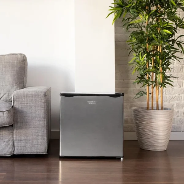 Imagen 5 Mini frigorífico Cecotec GrandCooler 20000 SilentCompress Inox E de 46L. Compresor silencioso, eficiencia clase E y compartimento congelador integrado.