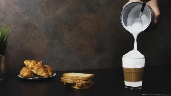 Imagen 3 Espumador de leche Cecotec Power Latte Spume 4000 de 500 W. Prepara espuma perfecta con 3 modos de funcionamiento y base 360º. Ideal para todo tipo de leche.