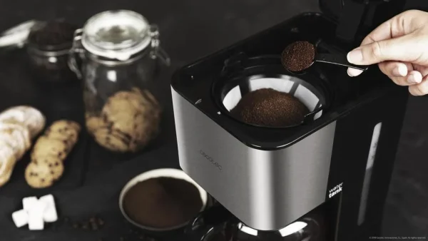 Imagen 5 Cafetera de goteo Coffee 66 Heat de 950 W con tecnología ExtremeAroma, jarra de 1,5 L termorresistente y elegantes acabados en acero inoxidable de alta calidad.