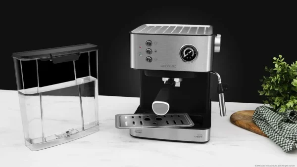 Imagen 3 Cafetera Cecotec Power Espresso 20 Professionale de 850 W y 20 bares. Incluye manómetro de control, vaporizador orientable y acabados en acero inoxidable.