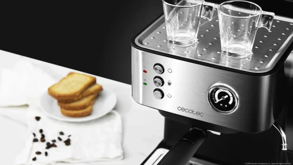 Imagen 4 Cafetera Cecotec Power Espresso 20 Professionale de 850 W y 20 bares. Incluye manómetro de control, vaporizador orientable y acabados en acero inoxidable.