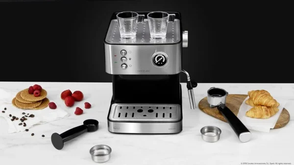Imagen 5 Cafetera Cecotec Power Espresso 20 Professionale de 850 W y 20 bares. Incluye manómetro de control, vaporizador orientable y acabados en acero inoxidable.