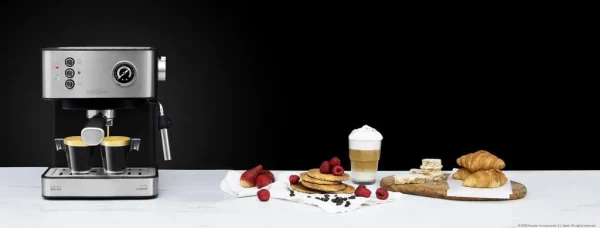 Imagen 6 Cafetera Cecotec Power Espresso 20 Professionale de 850 W y 20 bares. Incluye manómetro de control, vaporizador orientable y acabados en acero inoxidable.