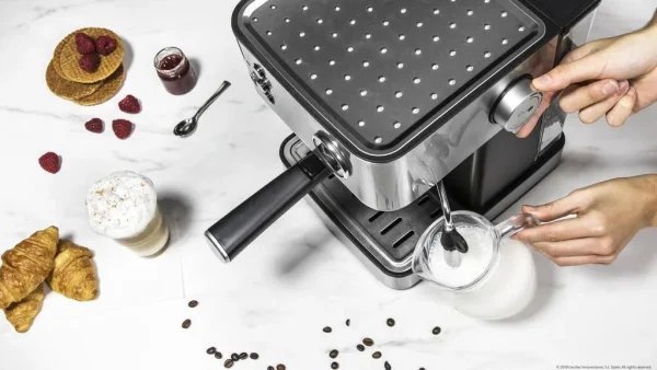 Imagen 8 Cafetera Cecotec Power Espresso 20 Professionale de 850 W y 20 bares. Incluye manómetro de control, vaporizador orientable y acabados en acero inoxidable.