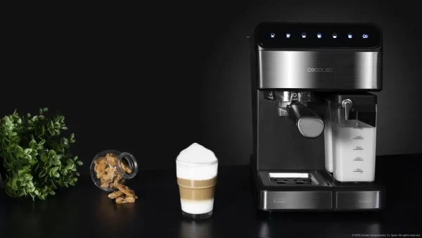 Imagen 4 Cafetera semiautomática Cecotec Power Instant-ccino 20 Touch Serie Nera con 20 bares, 1350 W, panel táctil y depósito de leche para capuchinos perfectos.