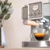 Imagen 3 Cafetera express Power Espresso 20 Tradizionale de Cecotec con 20 bares, sistema Thermoblock y manómetro PressurePro para obtener el café con el mejor aroma.