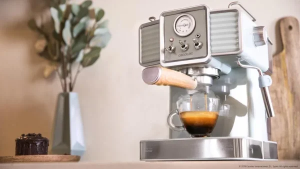 Imagen 3 Cafetera express Power Espresso 20 Tradizionale de Cecotec con 20 bares, sistema Thermoblock y manómetro PressurePro para obtener el café con el mejor aroma.