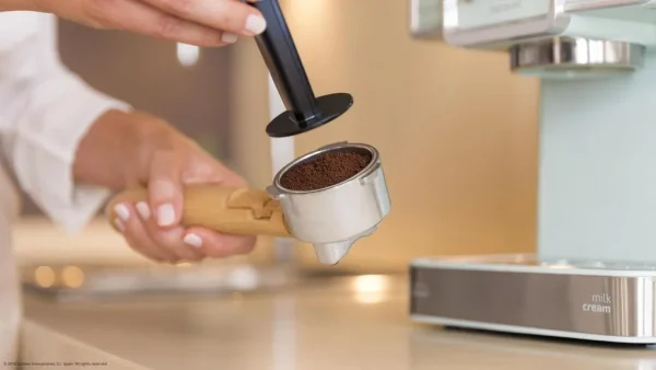 Imagen 8 Cafetera express Power Espresso 20 Tradizionale de Cecotec con 20 bares, sistema Thermoblock y manómetro PressurePro para obtener el café con el mejor aroma.